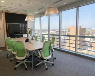 Regus 会議室｜高速Wi-Fi完備の落ち着いたビジネス空間 - リージャス会議室 新横浜スクエア