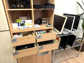 貸出モニター、HDMIケーブルなど - STAYUP横浜 4名用会議室の設備の写真