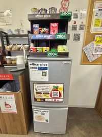 オフィスグリコ（ドリンク、アイス） - STAYUP横浜 4名用会議室の室内の写真