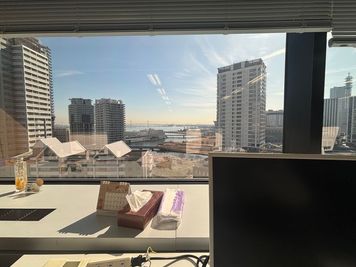 窓際席からの景色 - STAYUP横浜 4名用会議室の室内の写真