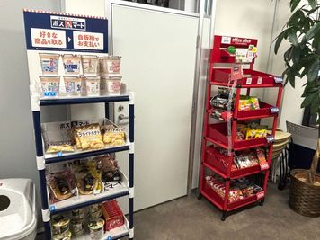 カップ麺、パン、お菓子類 - STAYUP横浜 4名用会議室の設備の写真