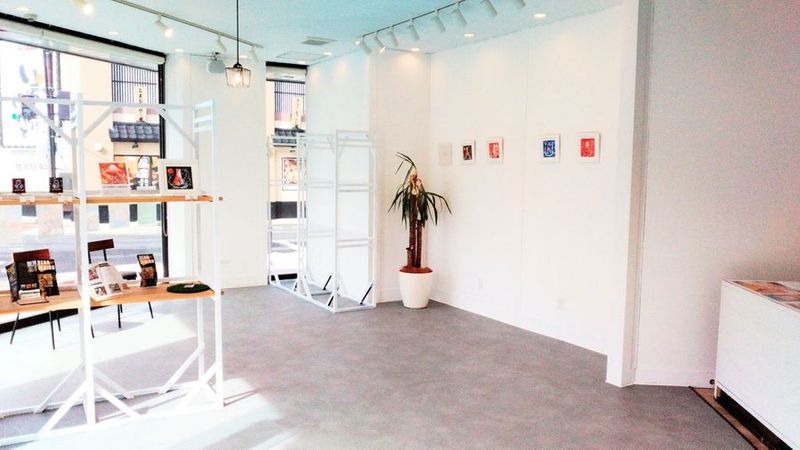 白壁　自然光の入る広々としたスペース - ごきげんデイズの室内の写真