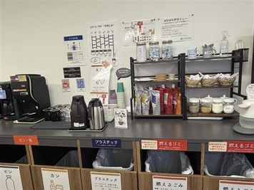 フリードリンク、珈琲、紅茶 - STAYUP横浜 6名用会議室の設備の写真