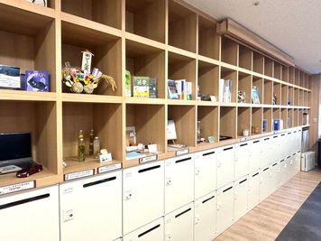 展示品 - STAYUP横浜 6名用会議室の室内の写真