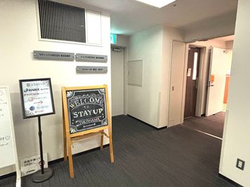 入口看板 - STAYUP横浜 6名用会議室の入口の写真