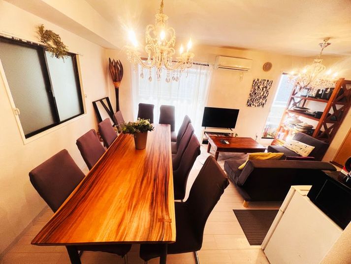 ✨一枚板の豪華な大テーブルとシャンデリアがシンボル✨ - ASOBIBA南森町 パーティスペース🌈ASOBIBA南森町の室内の写真