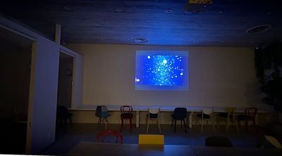 プロジェクター（無線接続可能） - いいオフィス神戸byKT-joy 教室・カルチャースクール向けレンタルスペースの設備の写真