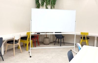 ホワイトボード - いいオフィス神戸byKT-joy 教室・カルチャースクール向けレンタルスペースの設備の写真