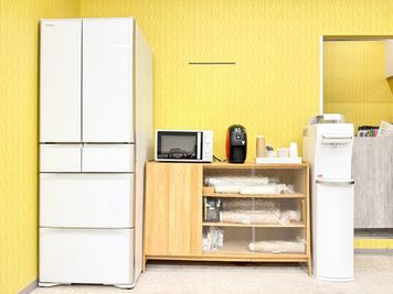 ウォーターサーバー・コーヒーメーカー・電子レンジ・冷蔵庫もご利用可能 - いいオフィス神戸byKT-joy 教室・カルチャースクール向けレンタルスペースの設備の写真