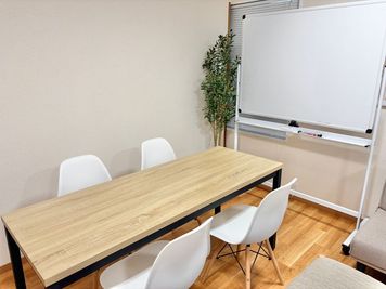 会議室としても使える🛜 - 【広スペ】南林間 南林間の広いレンタルスペースの室内の写真