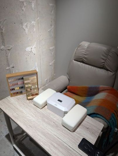 ネイル使用例（ネイルランプはご自身でご用意お願いします） - NALU レンタルサロンの室内の写真