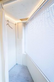 フィッティングルーム完備
会場内で試着・サイズ確認が可能。お客様への提案やコーディネート確認がスムーズに行えます - DSP Showroomの室内の写真