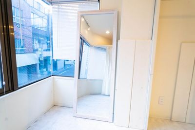 全身のバランスを正確に確認できる、大型の姿見を設置しています。
自然光と室内照明の両方を映し込む位置にあり、シルエットやスタイリング全体の確認に適しています。 - DSP Showroomの設備の写真
