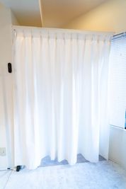 フィッティングルーム完備
会場内で試着・サイズ確認が可能。お客様への提案やコーディネート確認がスムーズに行えます - DSP Showroomの室内の写真