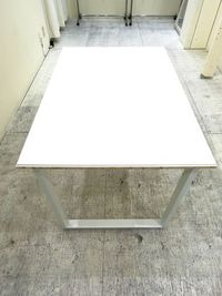 備え付けの商談用テーブル
幅(W)1000mm× 奥行(D)700mm× 高さ(H)700mm - DSP Showroomの設備の写真