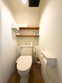 清潔感のあるトイレを完備。
男性のお客様にも座ってのご使用をお願いしております。皆様に快適にご利用いただける空間を保っています。 - DSP Showroomの室内の写真