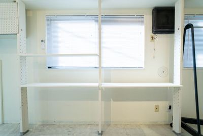 レイアウト自在の豊富なハンガーラック
ハンガーラックを外すと、棚を設置できます。 - DSP Showroomの室内の写真