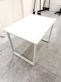 備え付けの商談用テーブル
幅(W)1000mm× 奥行(D)700mm× 高さ(H)700mm - DSP Showroomの室内の写真