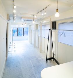 白を基調としたシンプルなショールーム空間。
可動式ラックとライティングを備え、展示会・受注会・撮影・商談など、用途に応じて柔軟にレイアウト可能です。 - DSP Showroomの室内の写真