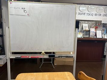 ホワイトボードご利用いただけます。 - 英会話＆留学　初心者専門校イーミックス本八幡校 イベントや会議ミーティング・パーティーなどで利用（市川市）の設備の写真