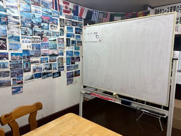 ホワイトボードご利用いただけます。 - 英会話＆留学　初心者専門校イーミックス本八幡校 イベントや会議ミーティング・パーティーなどで利用（市川市）の室内の写真