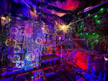 廃墟スペースの様々な場所に仕込まれているカラーLEDで空間全体の色を変えられます。またより一層の非現実感を演出するスモークマシンが無料利用可能です。 - 撮影スタジオ　スタジオハムスター４匹目 【商業利用】貸切りレンタル撮影スタジオ　スタジオハムスター４匹目の室内の写真