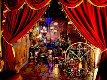 アラビックバザール（市場）風の１~2m名様用の撮影ブースです
カラーライトの色を変える事で全体の色味を変えられます - 撮影スタジオ　スタジオハムスター２匹目 【商用利用】貸切りレンタル撮影スタジオ　スタジオハムスター２匹目の室内の写真