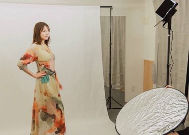 宣材写真・プロフィール写真・動画収録にも対応。防音対策済みのため音出し撮影も可能です。 - JINREI FILM 目白セルフテープ・宣材撮影特化型スタジオ｜JINREI FILMの室内の写真