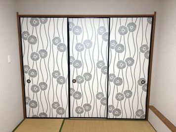 反対側は、左側の襖が入口で、右側の２枚の裏が押し入れです。 - サロンエルマール　レンタルスペース 高級住宅街の一軒家サロンにある、和室レンタルスペースの室内の写真