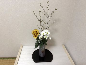 台座に花を飾っています。花瓶は信楽です。 - サロンエルマール　レンタルスペース 高級住宅街の一軒家サロンにある、和室レンタルスペースの設備の写真