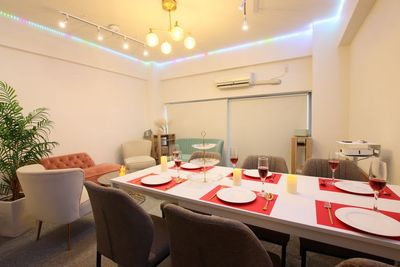 6人かけテーブル新規追加しました - Moimy関内✨大人数OK😊女子会🍷パーティー🎉24h利用 20名様利用可能　横浜関内駅徒歩１分のレンタルスペースの室内の写真