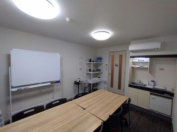 照明が２つになり明るくなりました - 「ここ奈良いちばん会議室」 貸し会議室の室内の写真