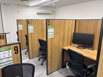 120センチ幅の広々個人スペース - いいオフィス青梅河辺 by 95NJ いいオフィス青梅河辺 WEB会議ボックスNo22の室内の写真