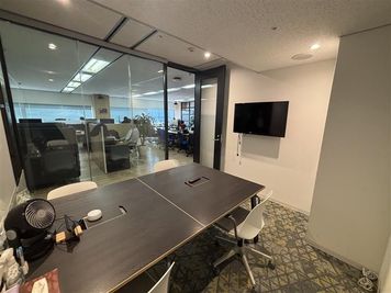 ４名会議室 - STAYUP横浜 4名用会議室の室内の写真