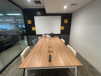 ６名会議室 - STAYUP横浜 6名用会議室の室内の写真