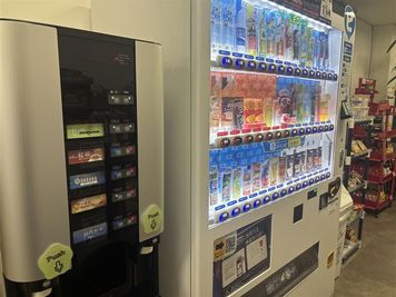 給茶機と自動販売機 - STAYUP横浜 6名用会議室の室内の写真