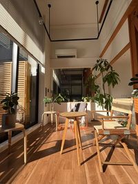 自然光がスポットライトに。時間は限定されますがてきますが、この光を利用して撮影するのもおすすめです。 - i Baseの室内の写真