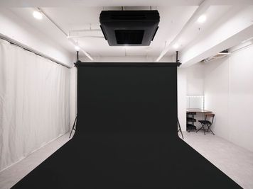 背景紙も白黒グレークロマキーのご用意がございます。 - Studio DOWHA 表参道店 レンタル撮影スタジオ・壁面鏡張りダンススタジオの室内の写真