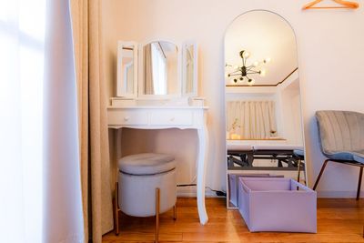 ドレッサー・全身鏡 - レンタルサロンPalette心斎橋店 完全個室のレンタルサロンの室内の写真