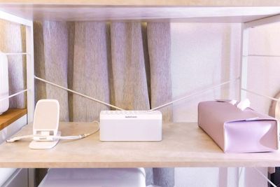 スピーカー・スマホスタンド・充電ケーブル - レンタルサロンPalette心斎橋店 完全個室のレンタルサロンの設備の写真