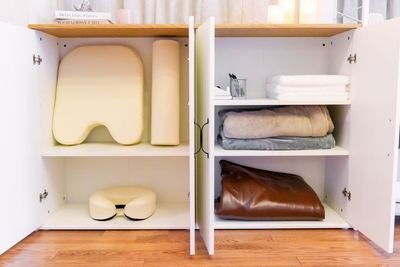 まくら類（胸・膝・頭用）・文具・ピローシート・毛布（2枚）・ヒートマット - レンタルサロンPalette心斎橋店 完全個室のレンタルサロンの設備の写真