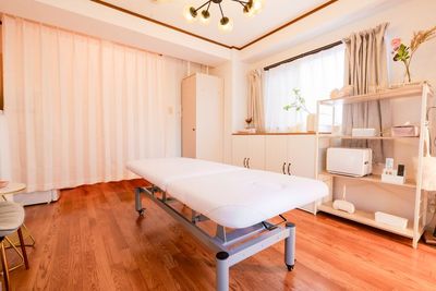 部屋全体 - レンタルサロンPalette心斎橋店 完全個室のレンタルサロンの室内の写真