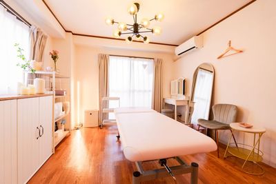 部屋全体 - レンタルサロンPalette心斎橋店 完全個室のレンタルサロンの室内の写真