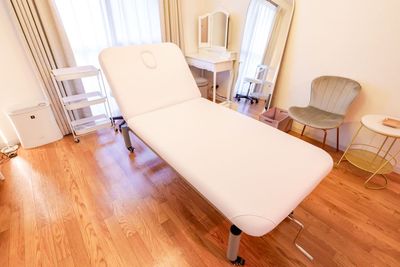 ベッド（リクライニング） - レンタルサロンPalette心斎橋店 完全個室のレンタルサロンの設備の写真