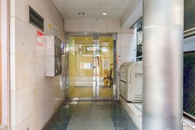 建物入り口 - レンタルサロンPalette心斎橋店 完全個室のレンタルサロンの入口の写真