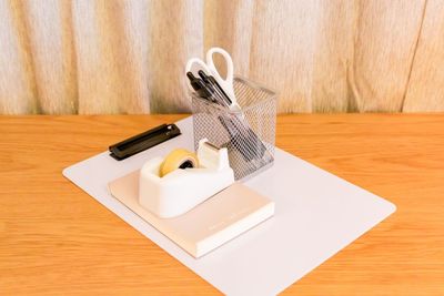 文具類（バインダー・セロハンテープ・はさみ・ペン） - レンタルサロンPalette心斎橋店 完全個室のレンタルサロンの設備の写真