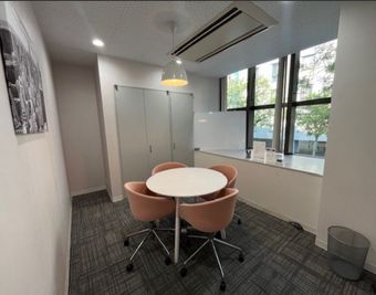 Regus 会議室｜高速Wi-Fi完備の落ち着いたビジネス空間 - リージャス会議室 表参道フォレストヒルズ