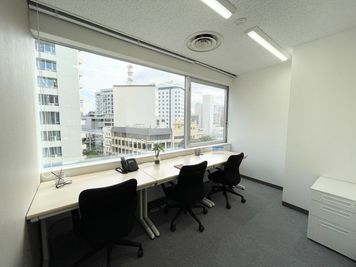 Regus オフィススペース(個室)|落ち着いた環境で使える独立型ワークスペース - リージャス会議室 JR九州那覇ビル