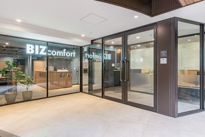 受付電話設置側のエントランス - BIZcomfort 北浜 8名用会議室の入口の写真