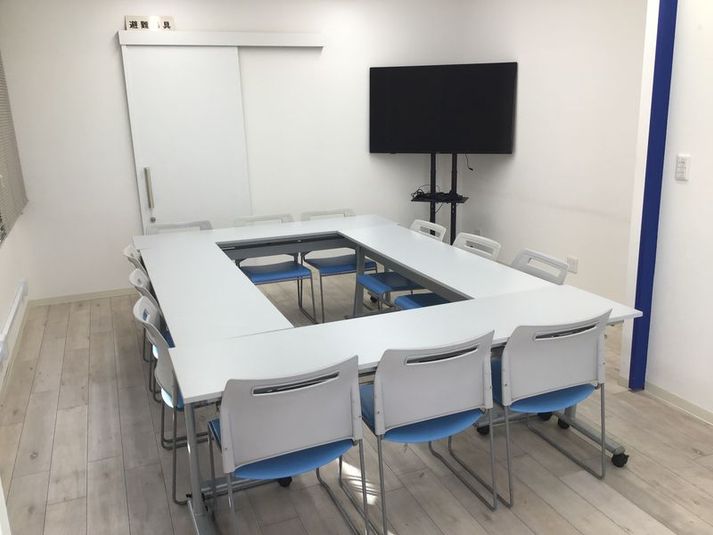 １２名着席可能のスペース。大型モニター利用可能。 - レンタルスペース 第10臼井ビルレンタルスペース　Aの室内の写真
